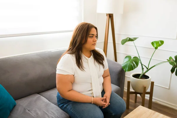 Jovem Latina Sentada Sofá Terapeuta Falando Sobre Seus Problemas Depressão — Fotografia de Stock
