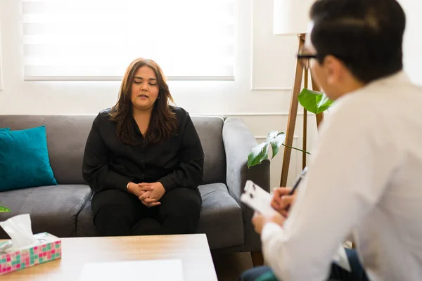 Mujer Latina Llorando Hablando Dolor Con Psicólogo Terapia Después Que —  Fotos de Stock