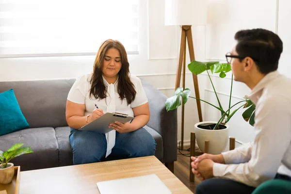 Hispanic Woman Drawing While Doing Rorschach Test Having Therapy Session — Stock Photo, Image