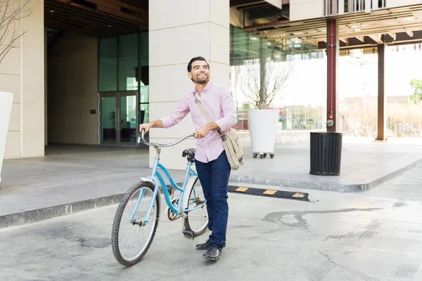 Hombre Latino Emocionado Llegando Edificio Trabajo Montando Bicicleta Sonriendo Después — Foto de Stock