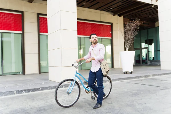 Longitud Completa Alegre Hombre Negocios Casual Ciudad Montando Bicicleta Sonriendo — Foto de Stock