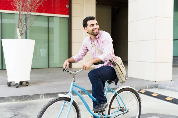 흥분한 남자는 메신저 백을차고 자전거를 즐거운 시간을 보내며 시내에서 일하는 — 스톡 사진