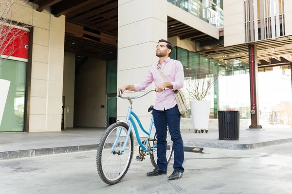 시내의 건물에서 자전거를 자전거를 출근길에 점잖은 사업가가 웃으며 통근하는 — 스톡 사진