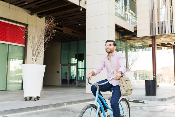 Joven Alegre Sonriendo Montando Bicicleta Ciudad Luciendo Feliz Disfrutando Viaje — Foto de Stock