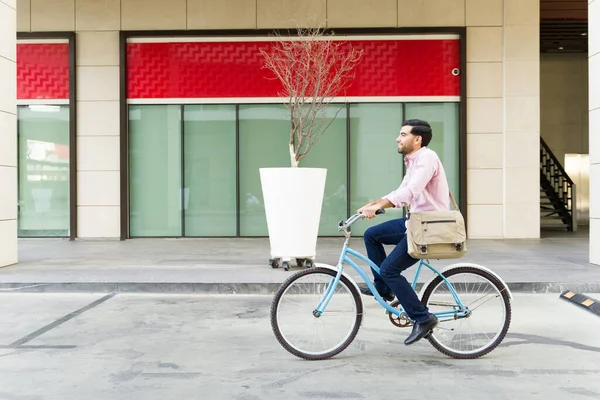 Widok Boku Biznesmena Jadącego Rowerem Obok Budynku Dojeżdżającego Pracy Wyglądającego — Zdjęcie stockowe