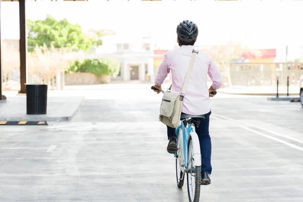 Hombre Negocios Visto Desde Atrás Montando Bicicleta Ecológica Aire Libre — Foto de Stock