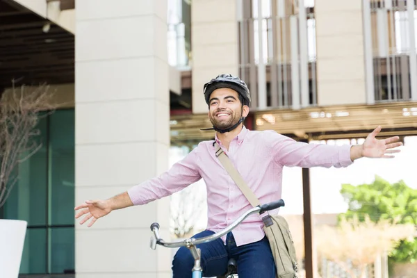 Atractivo Hombre Relajado Buscando Emocionado Mientras Monta Bicicleta Ecológica Con — Foto de Stock