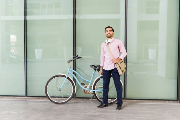 도시에서 자전거를 출퇴근하고 행복해 보이는 사업가의 — 스톡 사진