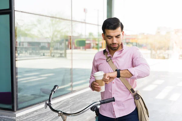 Hombre Negocios Ocupado Usando Smartwatch Mientras Bebe Café Después Llegar — Foto de Stock