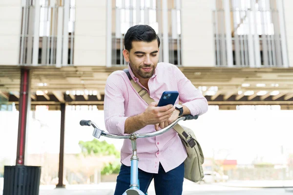 Jeune Homme Textant Sur Smartphone Souriant Alors Roulait Vélo Dans — Photo
