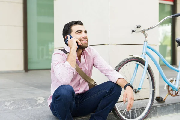 Бизнесмен Сидит Отдыхает Городском Здании Разговаривая Телефону Перед Поездкой Велосипеде — стоковое фото