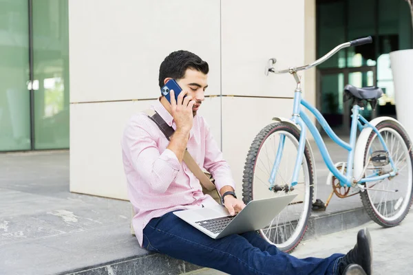Üzletember Üzleti Hívást Kezdeményezett Munkahelyén Kívül Miután Biciklivel Ingázott Városban — Stock Fotó
