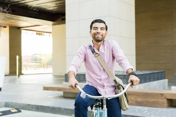 Retrato Joven Feliz Montando Bicicleta Para Trabajar Ciudad Sonriendo Mientras — Foto de Stock