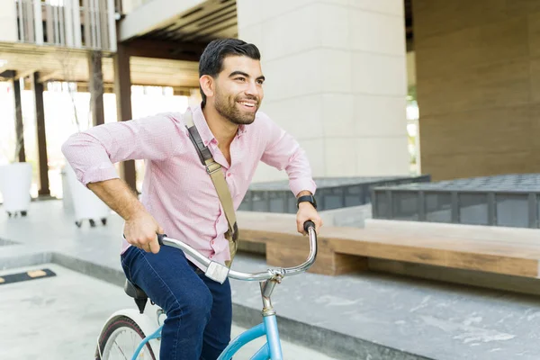 Hombre Excitado Sus Divirtiéndose Sonriendo Mientras Alegre Mientras Monta Bicicleta — Foto de Stock