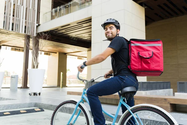 Jovem Latino Sorrindo Andando Bicicleta Cidade Enquanto Trabalhava Para Serviço — Fotografia de Stock