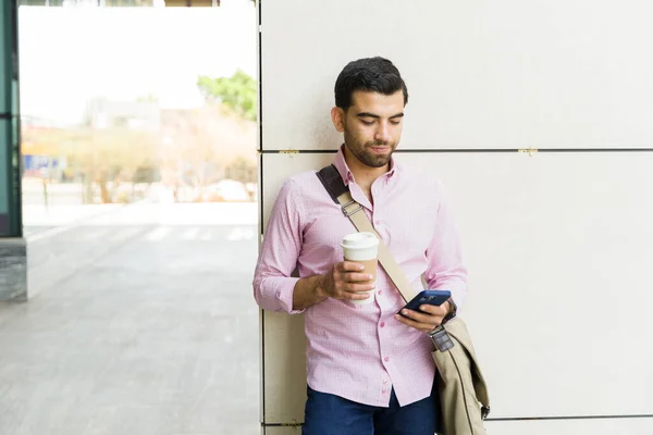 Business Man Texting His Smartphone Carrying Messenger Bag Drinking Coffee — Stock Photo, Image