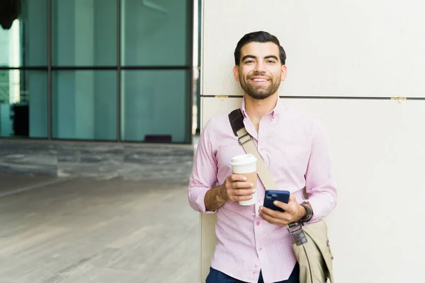 Homem Latino Anos Sorrindo Feliz Enquanto Bebe Café Usa Seu — Fotografia de Stock