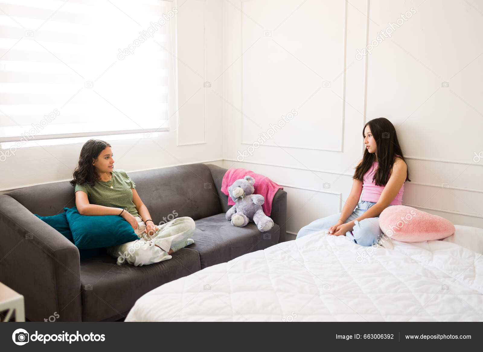 Teenager Bedste Venner Hænge Sammen Slappe Soveværelset Mens Taler Teenage  — Stock-foto © tonodiaz #663006392