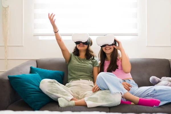Ενθουσιασμένες Έφηβες Κοπέλες Και Φίλες Φοράνε Γυαλιά Εικονικής Πραγματικότητας Και — Φωτογραφία Αρχείου