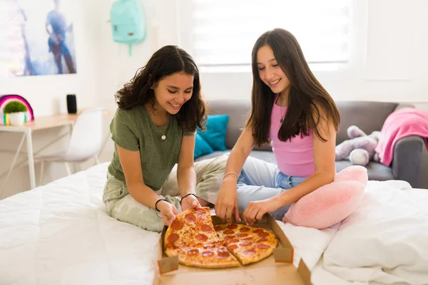 Щасливі Підлітки Найкращі Друзі Посміхаються Виглядаючи Весело Їдять Піцу Висячи — стокове фото