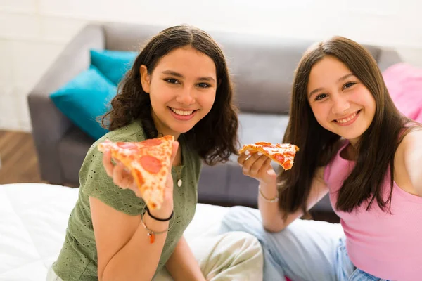 Mutlu Genç Kızlar Yatak Odasında Takılırken Birlikte Lezzetli Pizzalar Yerken — Stok fotoğraf