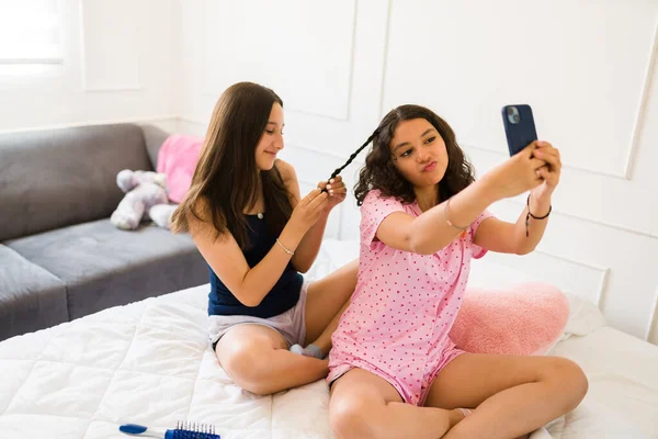 Latynoska Nastolatka Robi Sobie Selfie Swoim Najlepszym Przyjacielem Podczas Warkoczy — Zdjęcie stockowe