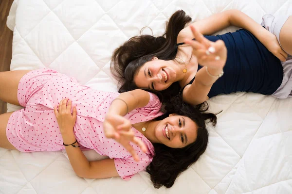 Yüksek Açılı Mutlu Genç Kızlar Yatakta Yatar Güler Pijama Partisi — Stok fotoğraf