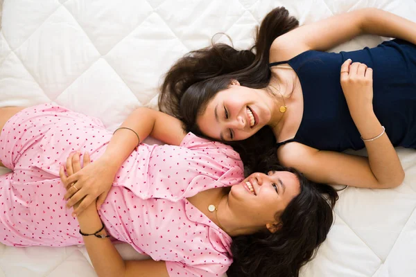Mutlu Genç Kızlar Iyi Arkadaşlar Pijamalarıyla Gülüp Eğlenirken Pijamalarıyla Uyuyorlar — Stok fotoğraf