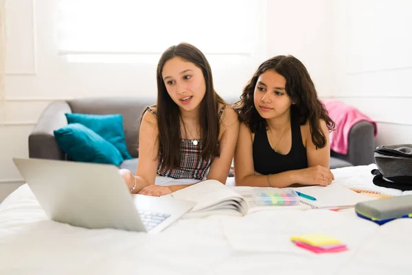 Güzel Genç Kızlar Iyi Arkadaşlar Dizüstü Bilgisayarda Çalışıyor Birlikte Ödev — Stok fotoğraf