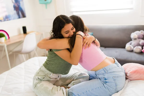 Amar Meninas Adolescentes Abraçando Uns Aos Outros Olhando Feliz Por — Fotografia de Stock