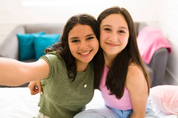 Prospettiva Personale Adolescente Ispanica Che Abbraccia Sua Migliore Amica Selfie — Foto Stock