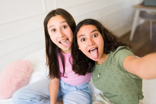 Neşeli Genç Kızlar Kankalar Birlikte Selfie Çekerken Dillerini Çıkarıp Komik — Stok fotoğraf