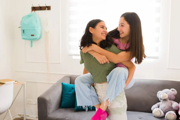 Glada Tonåring Bästa Vänner Att Kul Medan Gris Backa Och — Stockfoto