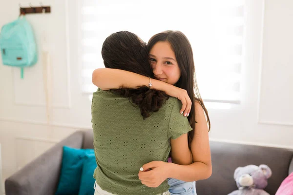 Caucasiano Adolescente Menina Abraçando Seu Melhor Amigo Feliz Com Sua — Fotografia de Stock
