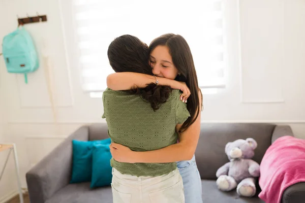 Αξιολάτρευτη Έφηβη Που Αγκαλιάζει Την Καλύτερή Της Φίλη Στο Σπίτι — Φωτογραφία Αρχείου