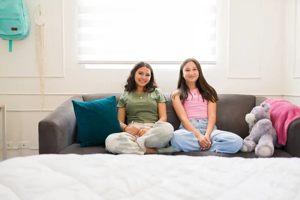 美しいですティーン女の子と親友ハングアウトで彼らのベッドルーム一緒に見て幸せな — ストック写真