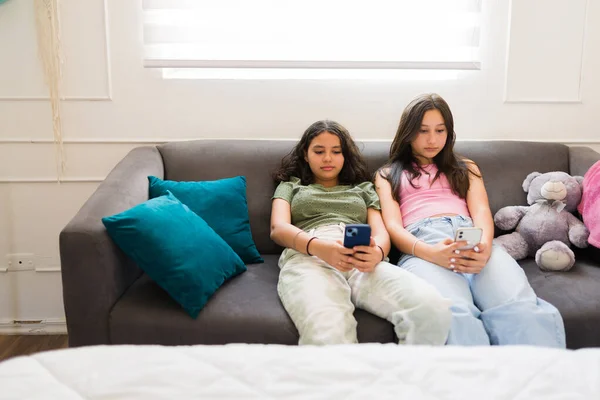 Adolescentes Entediadas Que Parecem Cansadas Exaustas Enviar Mensagens Texto Smartphone — Fotografia de Stock