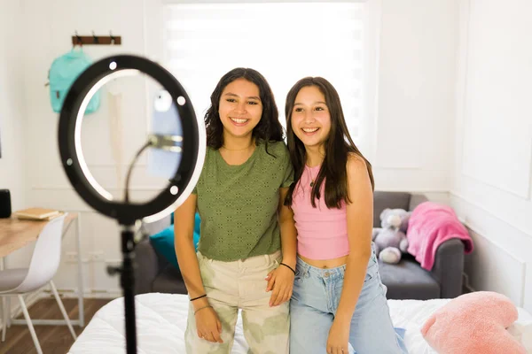 Izgalmas Gyönyörű Tini Lányok Legjobb Barátnők Videóznak Okostelefonjukkal Gyűrűvilágítással Telefonjukkal — Stock Fotó