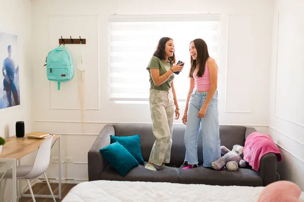 年轻的女孩和最好的朋友在卧室里一边唱歌一边跳舞 一边听音乐 — 图库照片