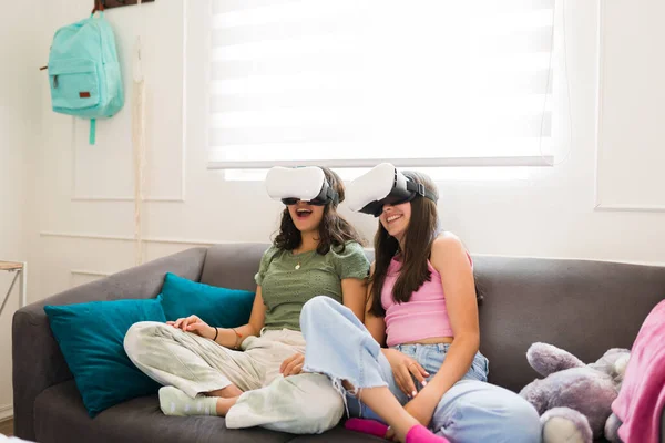 Έκπληκτες Έφηβες Κοπέλες Που Απολαμβάνουν Χρησιμοποιούν Γυαλιά Εικονικής Πραγματικότητας Και — Φωτογραφία Αρχείου