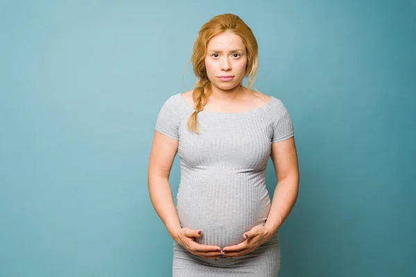 Studyjne Ujęcie Białej Kobiety Ciąży Trzydziestce Wyglądającej Niespokojną Zestresowaną Ciążą — Zdjęcie stockowe