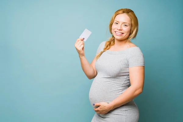Retrato Una Linda Mujer Embarazada Caucásica Unos Años Sosteniendo Una —  Fotos de Stock