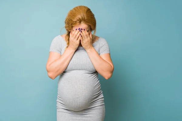 Portrét Depresivní Těhotné Ženy Pocitem Hormonu Pláčem Při Zakrytí Obličeje — Stock fotografie