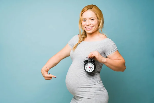 Милая Беременная Женщина Радуется Предстоящей Дате Родов Студии — стоковое фото