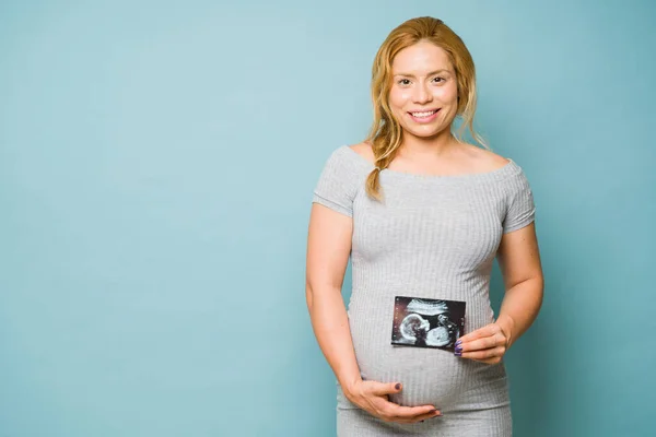 Estudio Una Mujer Embarazada Caucásica Unos Años Sosteniendo Una Foto —  Fotos de Stock