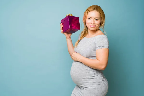 Piękna Kobieta Dostaje Prezenty Czasie Ciąży Potrząsa Pudełkiem Żeby Zgadnąć — Zdjęcie stockowe