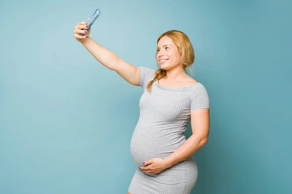 Yaşlarda Mutlu Hamile Bir Kadın Stüdyoda Mavi Bir Arka Planda — Stok fotoğraf