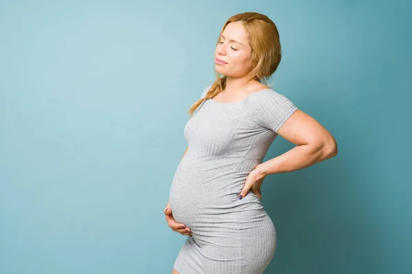 Profilansicht Einer Schwangeren Frau Die Die Einem Studio Vor Blauem — Stockfoto