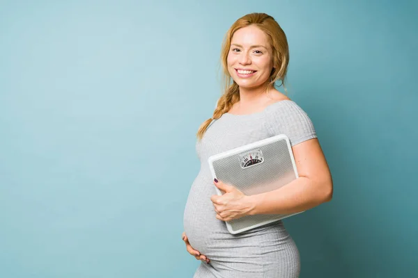 Ładna Biała Kobieta Ciąży Nosząca Wagę Sprawdzająca Wagę Studiu — Zdjęcie stockowe