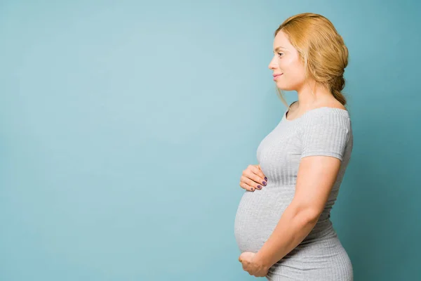 Goed Uitziende Zwangere Vrouw Haar Jaren Omarmen Haar Buik Zoek — Stockfoto
